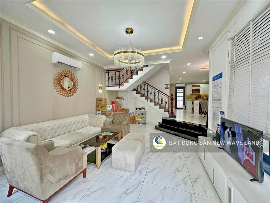 Cho thuê villa hồ bơi sân thượng nguyễn văn linh q7, 350m2 5pn  karaoke, giá 65tr