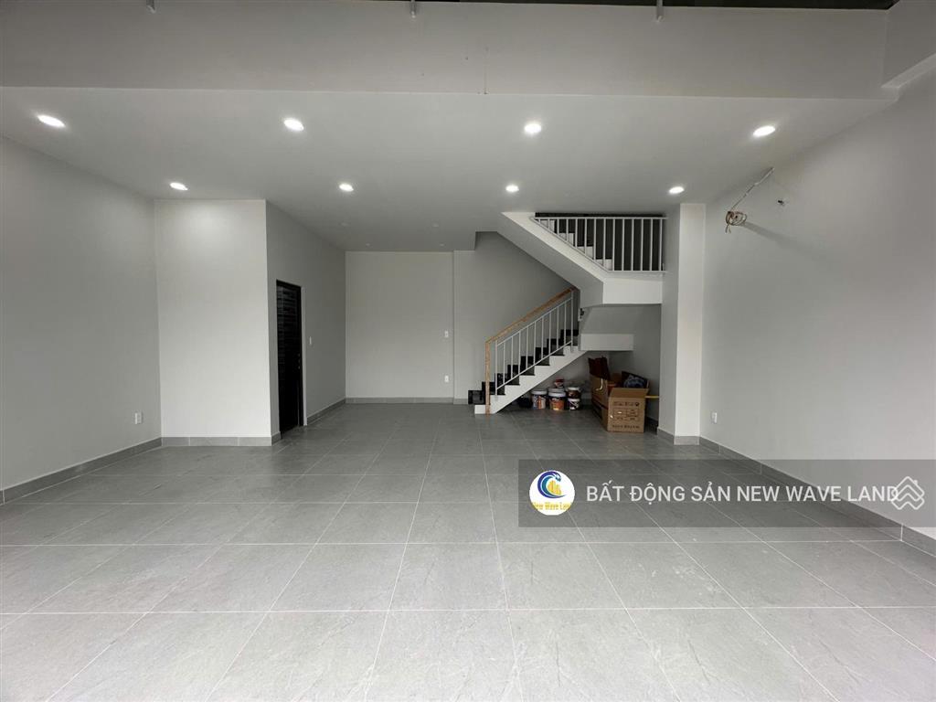 Cho thuê nhà mặt tiền nguyễn văn linh q7, 60m2 ngang 7m trống suốt làm văn phòng giá 40tr
