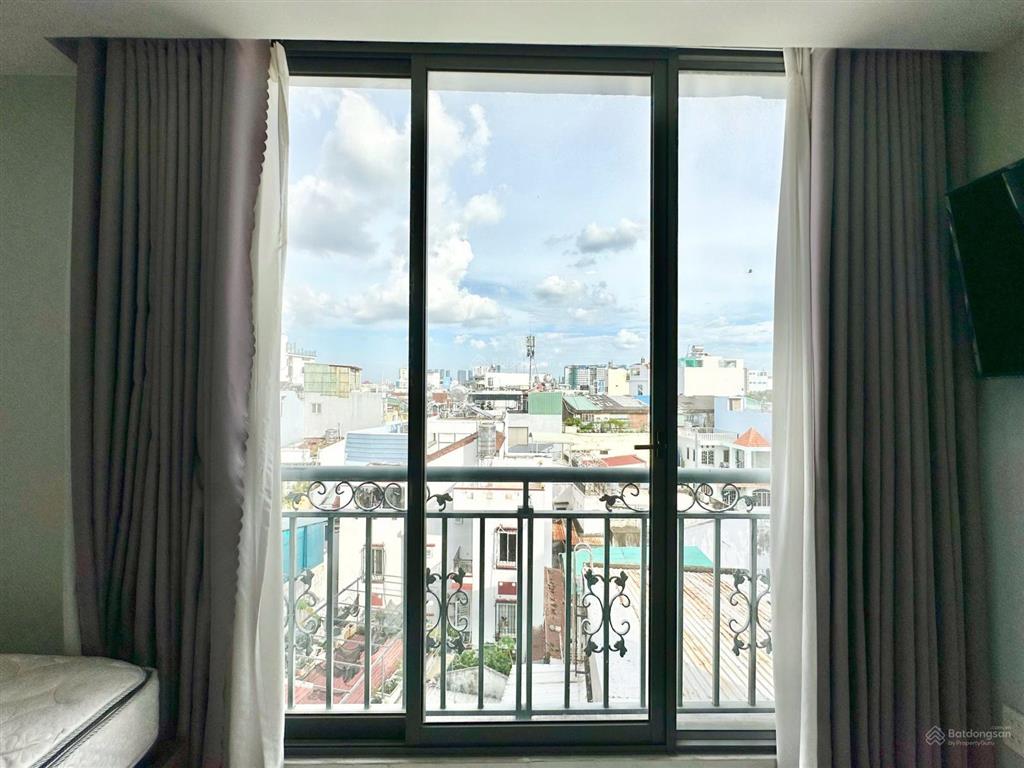Cho thuê căn hộ chung cư studio ban công view tp, rộng 40m2, full nội thất, thang máy  hầm xe