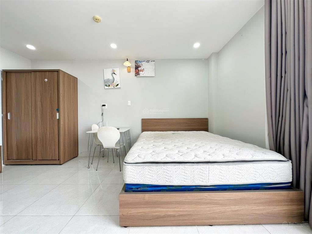 Cho thuê căn hộ chung cư studio ban công view tp, rộng 40m2, full nội thất, thang máy  hầm xe