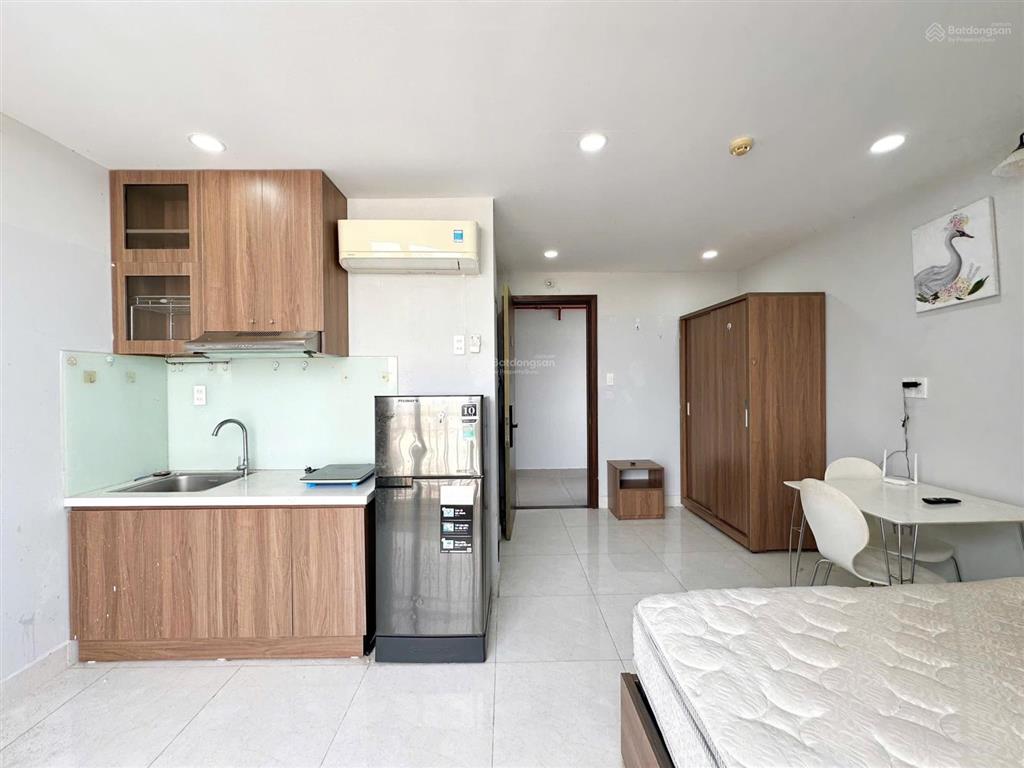 Cho thuê căn hộ chung cư studio ban công view tp, rộng 40m2, full nội thất, thang máy  hầm xe