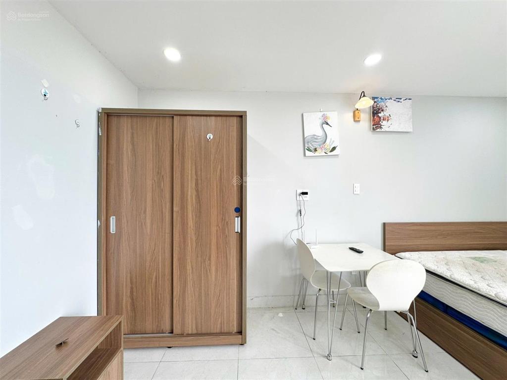 Cho thuê căn hộ chung cư studio ban công view tp, rộng 40m2, full nội thất, thang máy  hầm xe