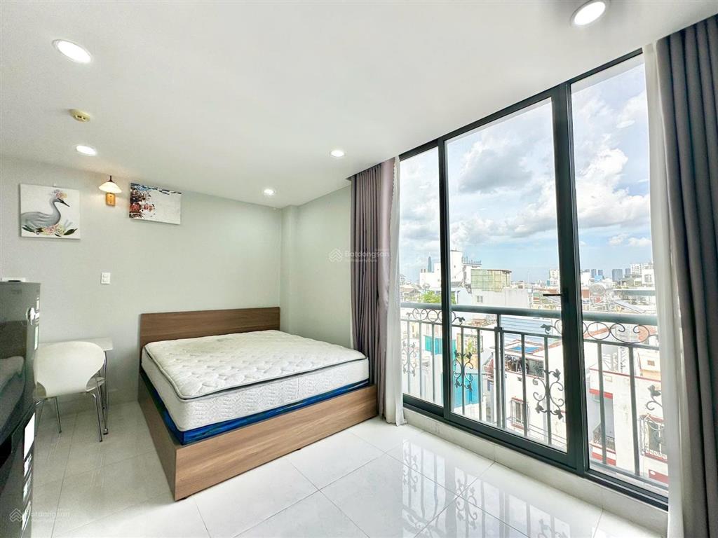 Cho thuê căn hộ chung cư studio ban công view tp, rộng 40m2, full nội thất, thang máy  hầm xe