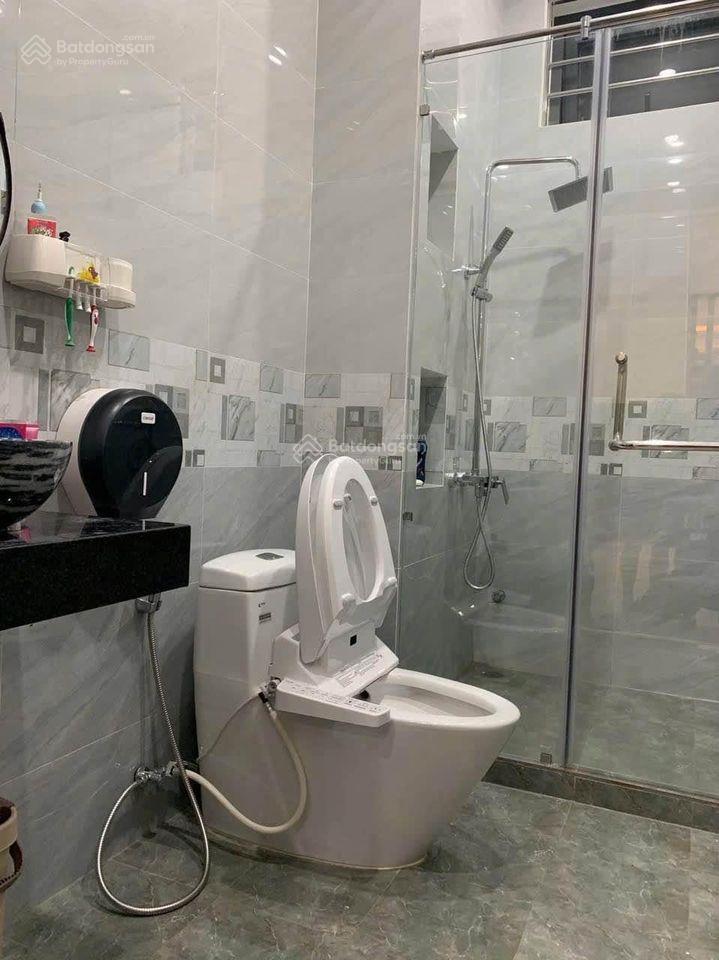 Kẹt tiền bán gấp căn nhà ngay vòng xoay an lạc, đang cho thuê 14 tr/tháng, 5mx18,6m.