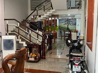 Nguyễn văn khối  5m x 20m x 5 tầng  hẻm xe hơi thông  thương lượng