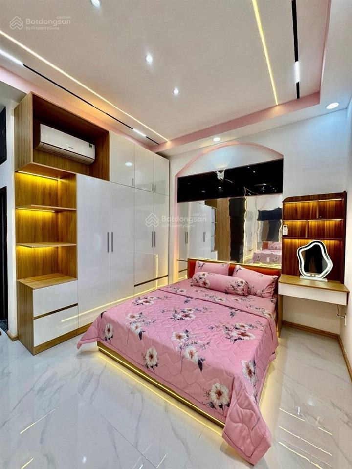 Hẻm xe hơi phạm văn bạch  4m x 18m x 3 tầng  4pn master  nhà đẹp ở ngay