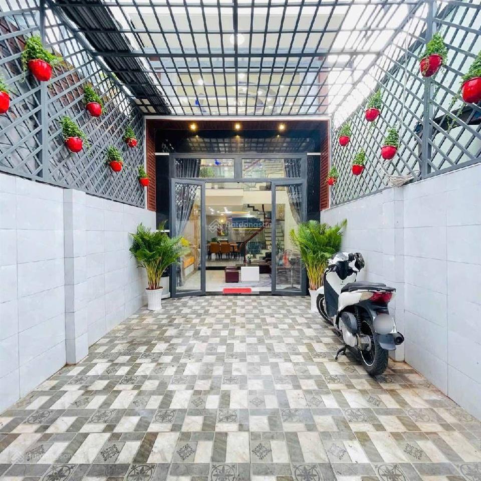 Mặt tiền khu làng hoa  4 x 17  5 tầng  full nội thất  chủ ngộp bán