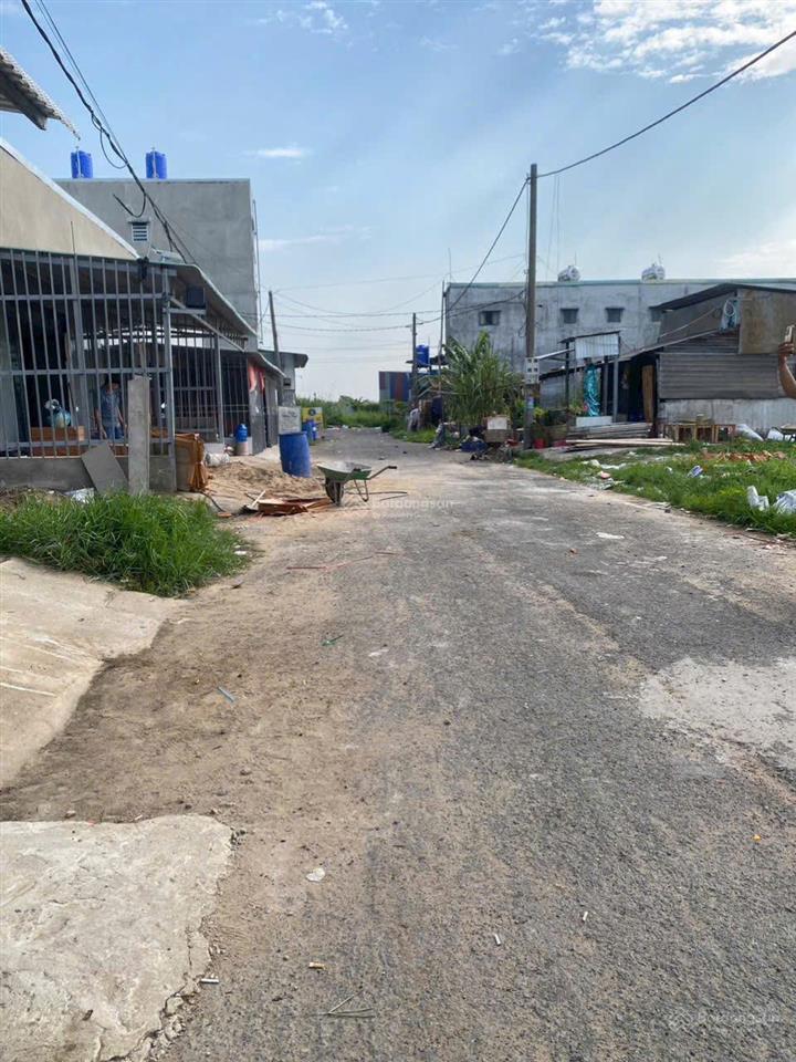 Bán đất ngay mặt tiền đường 823 xã đức hòa đông  giá 1ty8  dt 90m2 shr sang tên công chứng ngay