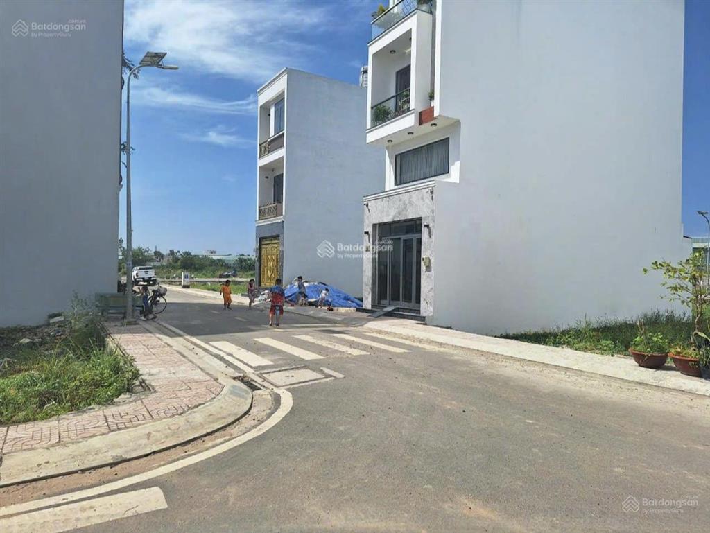 Cắt lỗ 250tr ra nhanh lô mtđ 30m đường đôi khu depot tân kiên ,kế trường học giá 3t5