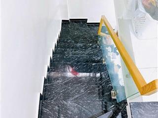 Nhà mới xây ngang 4m dt 52m2  xd 3 tầng btct  20 ra mt tôn đản  giá 4.8 tl