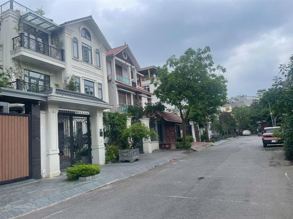 Chủ nhà cần tiền bán gấp biệt thự tt1 thành phố giao lưu 180m2  45 tỷ.  0915 568 ***