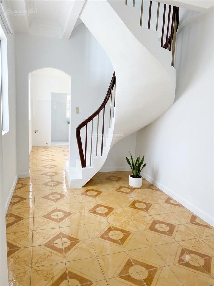 Nhà hẻm ba gác, khu an ninh yên tĩnh cách mt cmt8 đúng 1 căn (dt 33m2, lầu lầu đúc xây full)