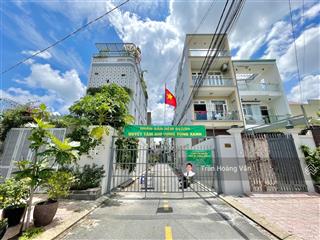 Khu nhà phố đồng bộ 3 tầng full nội thất, có cổng nội khu, gần bờ sông ql13, vạn phúc city