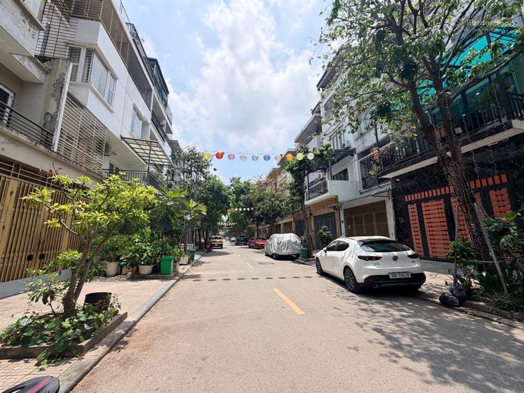 Nhà cực đẹp  giá cực tốt, bán gấp liền kề kđt văn phú, 4 tầng dt 90m2 kinh doanh chỉ 17.5 tỷ