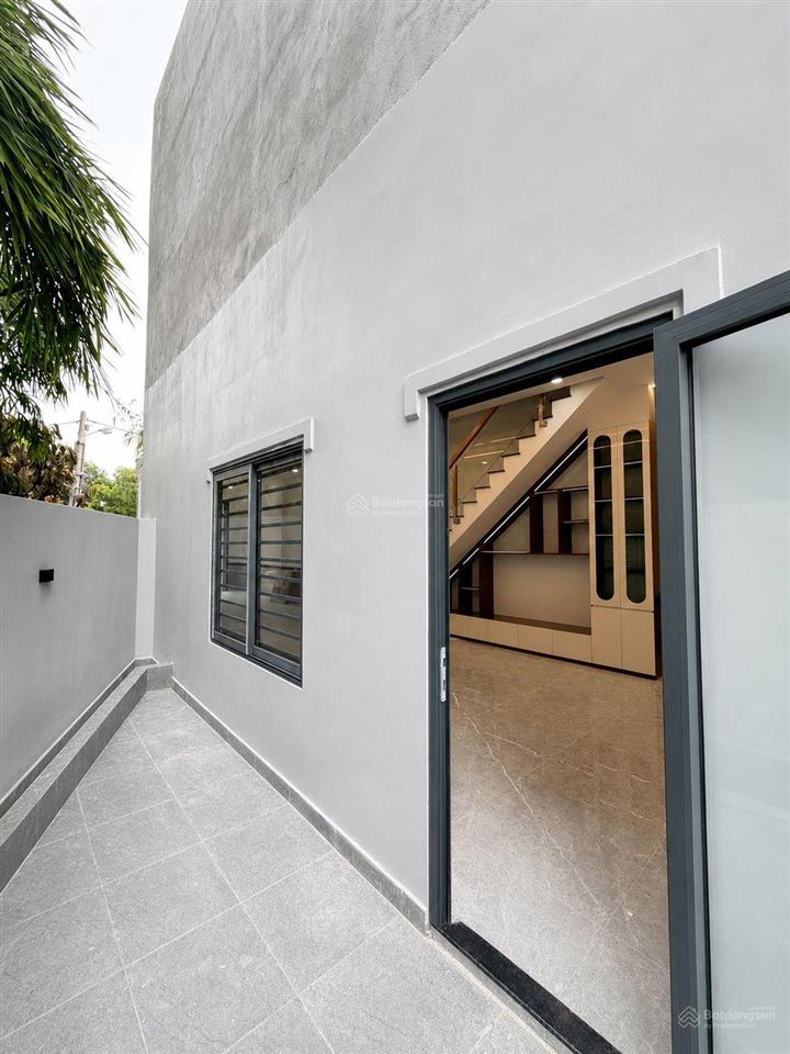 Nhà 1 trệt 1 lầu dt rộng 107m2 mới hoàn thiện, đường trước nhà 8m, sổ hồng thổ cư p. biên hòa