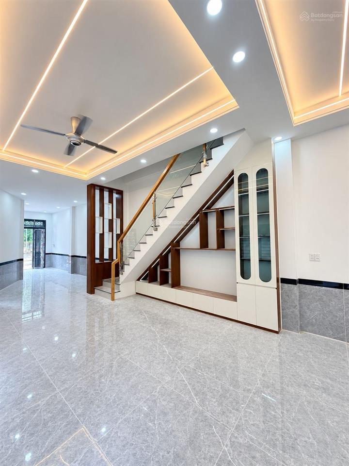 Nhà 1 trệt 1 lầu dt rộng 107m2 mới hoàn thiện, đường trước nhà 8m, sổ hồng thổ cư p. biên hòa