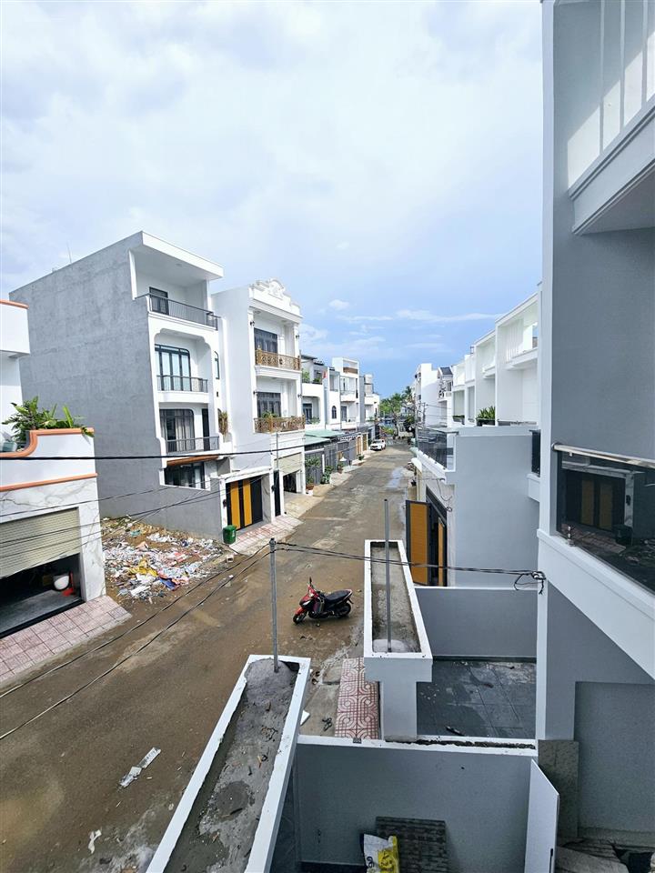 Nhà 1 trệt 1 lầu dt rộng 107m2 mới hoàn thiện, đường trước nhà 8m, sổ hồng thổ cư p. biên hòa