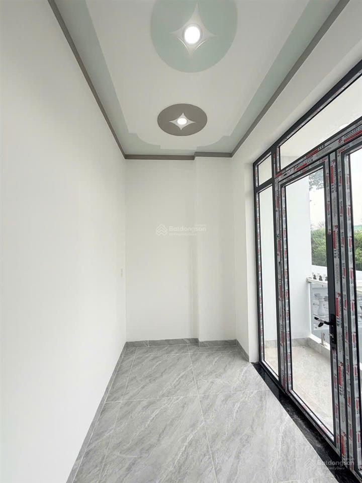 Nhà 1 trệt 1 lầu dt rộng 107m2 mới hoàn thiện, đường trước nhà 8m, sổ hồng thổ cư p. biên hòa