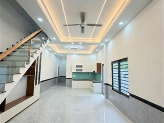Nhà 1 trệt 1 lầu dt rộng 107m2 mới hoàn thiện, đường trước nhà 8m, sổ hồng thổ cư p. biên hòa