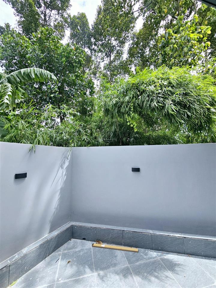 Nhà 1 trệt 1 lầu dt rộng 107m2 mới hoàn thiện, đường trước nhà 8m, sổ hồng thổ cư p. biên hòa
