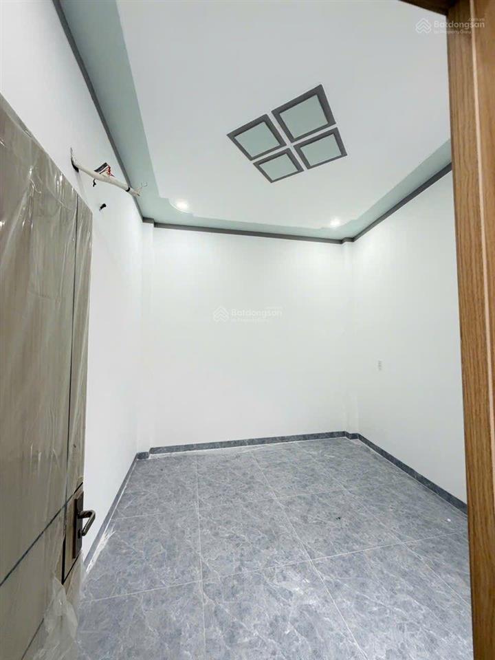 Nhà 1 trệt 1 lầu dt rộng 107m2 mới hoàn thiện, đường trước nhà 8m, sổ hồng thổ cư p. biên hòa