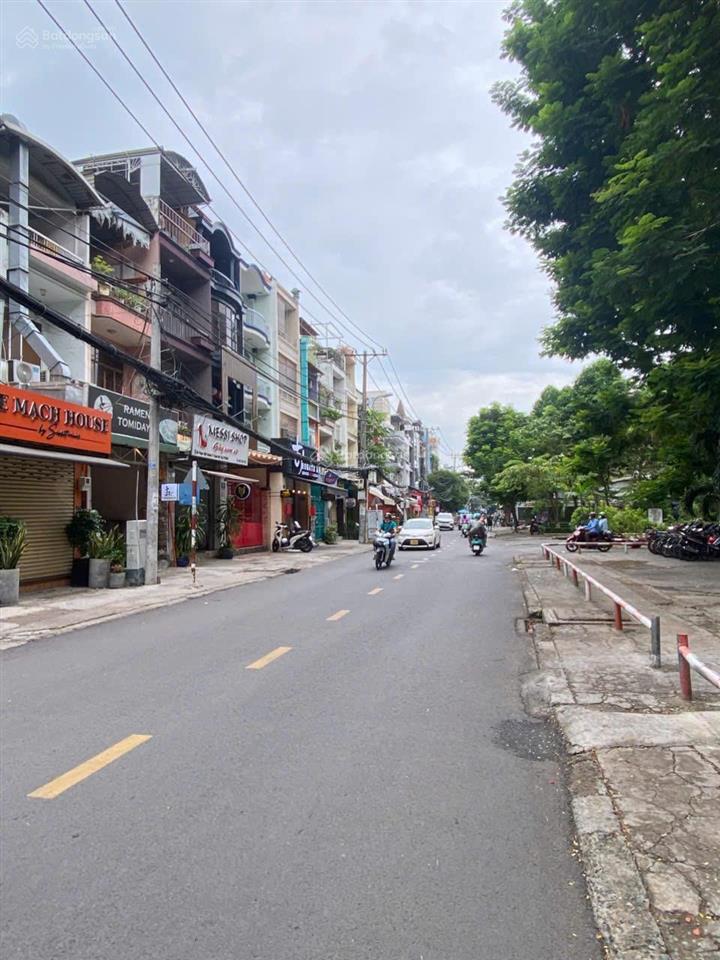 Tòa chdv mặt tiền khu tây gần ba son quận 1  200m2  thu nhập trên 300tr/tháng  phân khúc 60 tỷ