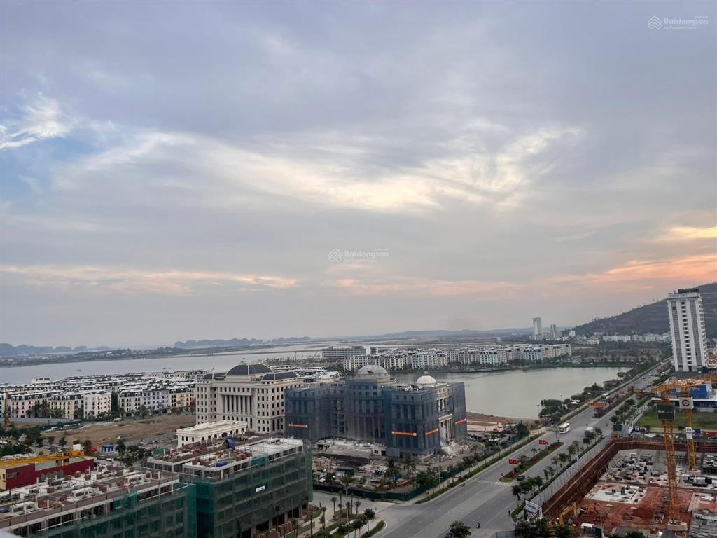 Chính chủ gửi bán căn hộ icon40.1418 studio view biển tuần châu. ảnh thật full đồ nội thất.
