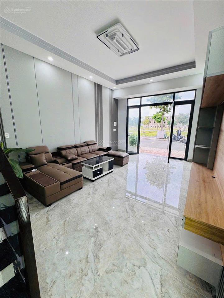 Chỉ 1,8 tỷ  sở hữu nhà 2 tầng hoàn thiện 63m²  tt phường tân uyên