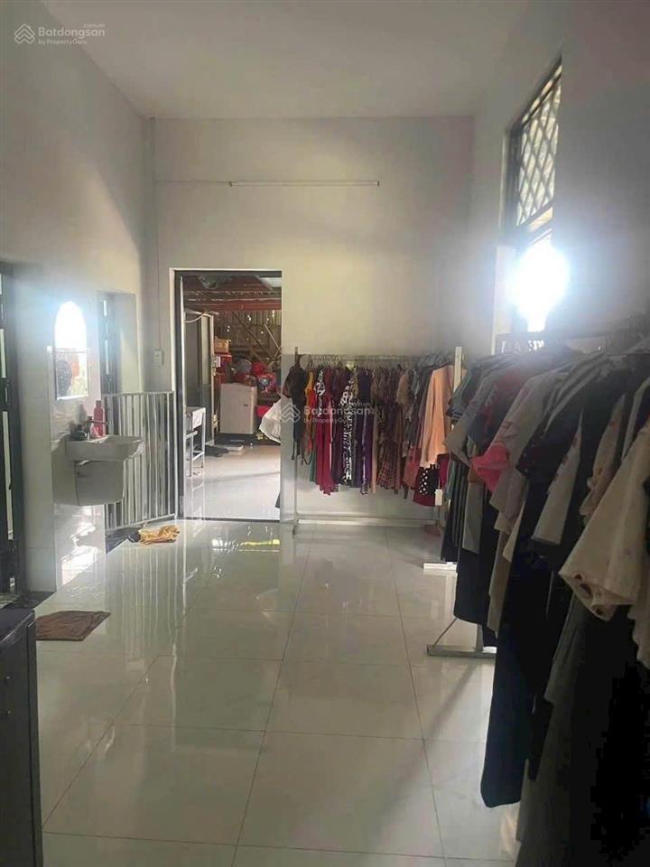 Nhà cấp 4 gần cầu ông cộ, diện tích 180m², nhà 3pn, có sân đậu ô tô, giá ngộp sâu