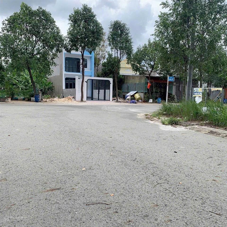 Sát lô góc, dt 150m2 khu tái định cư, xây dưng tự do, dân cư đông kín sổ sẵn