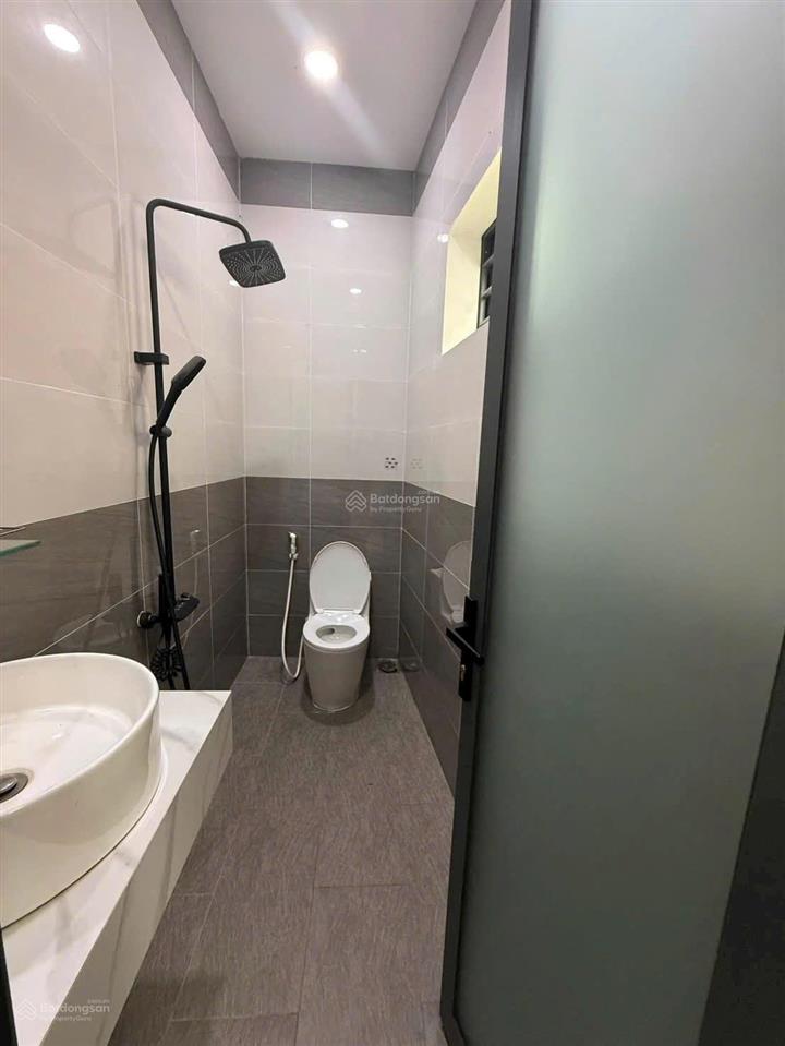 Cho thuê nhà nguyên căn 1 trệt 2 lầu ngay phường hòa phú gồm 4 phòng ngủ 3 wc đầy đủ nội thất