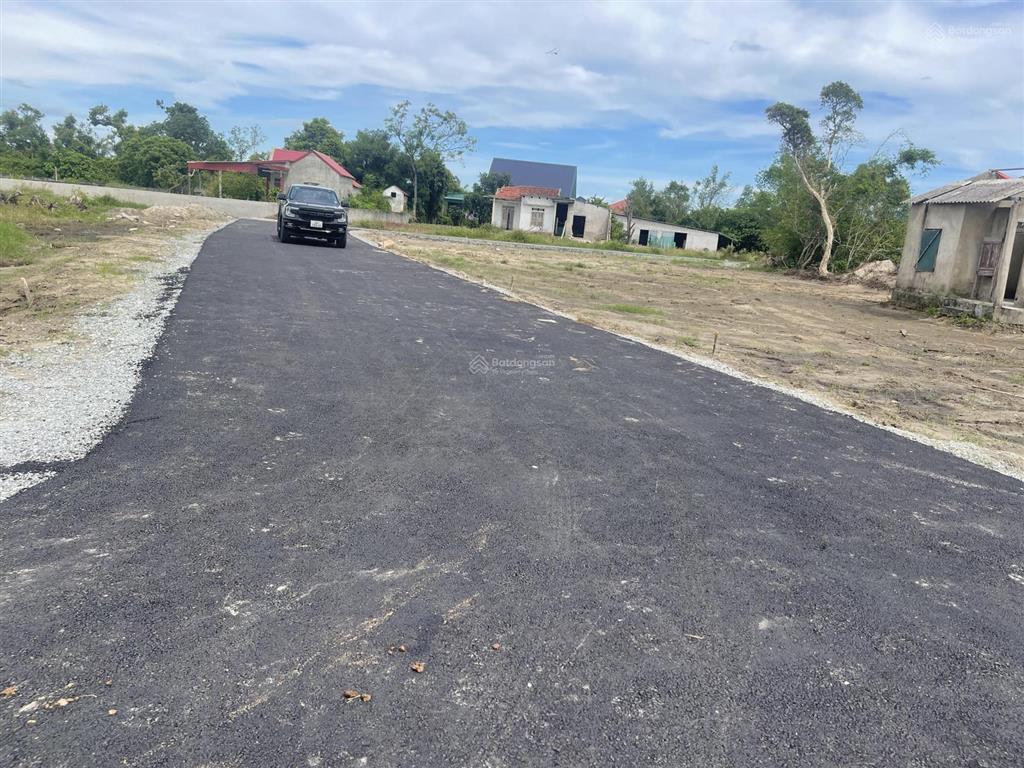 Đất bám đường nhựa to. 8x23m, 350tr
