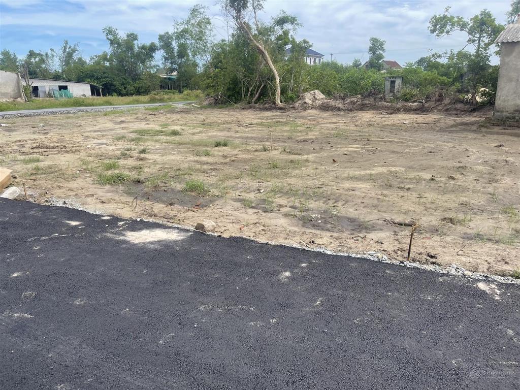 Đất bám đường nhựa to. 8x23m, 350tr