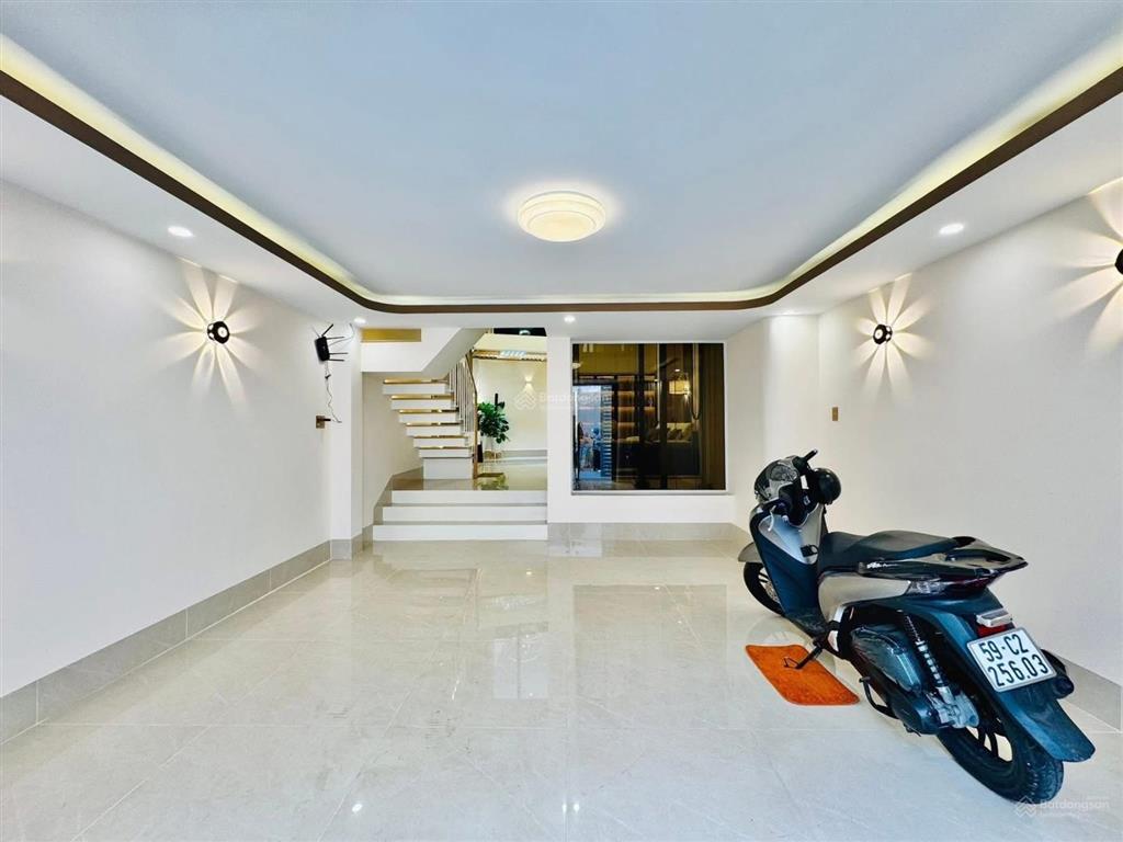 Nhà phố nhà ngộp tại thích quảng đức  phú nhuận 97,7m2/5 tỷ 100 6 tầng, sổ riêng chính chủ