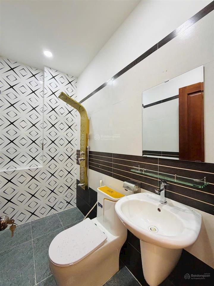 Định cư bán gấp nhà phạm ngọc thạch, q3, dt 93m2/3 tỷ 800 bán nhanh sổ sẵn, đường rộng hoàn công