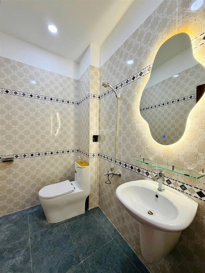 Định cư bán gấp nhà phạm ngọc thạch, q3, dt 93m2/3 tỷ 800 bán nhanh sổ sẵn, đường rộng hoàn công