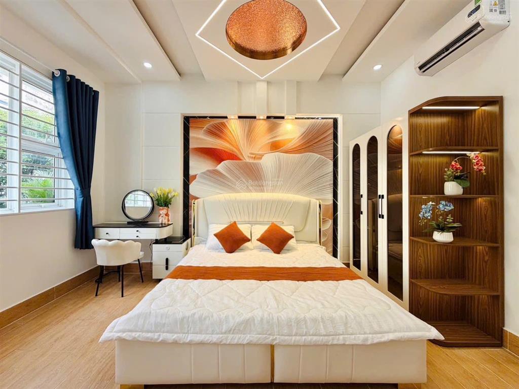 Định cư bán gấp nhà phạm ngọc thạch, q3, dt 93m2/3 tỷ 800 bán nhanh sổ sẵn, đường rộng hoàn công