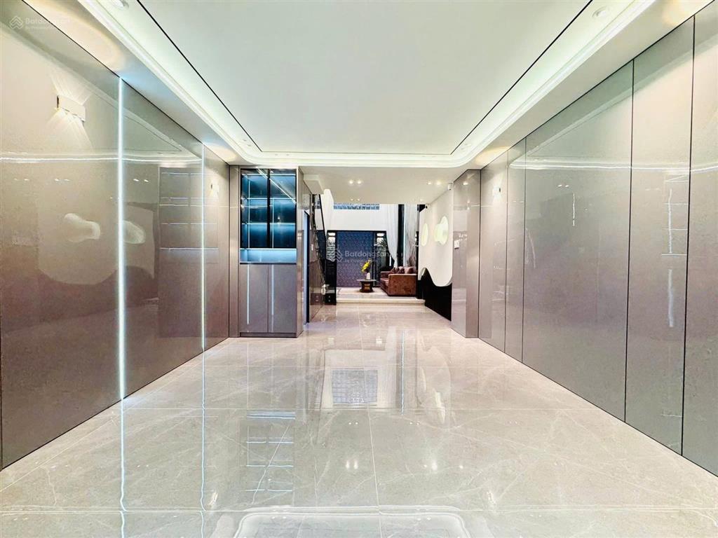 Nhà mặt tiền sang tên gấp tại nhiêu tâm quận 5, 85m2 full nội thất sổ đẹp hoàn chỉnh