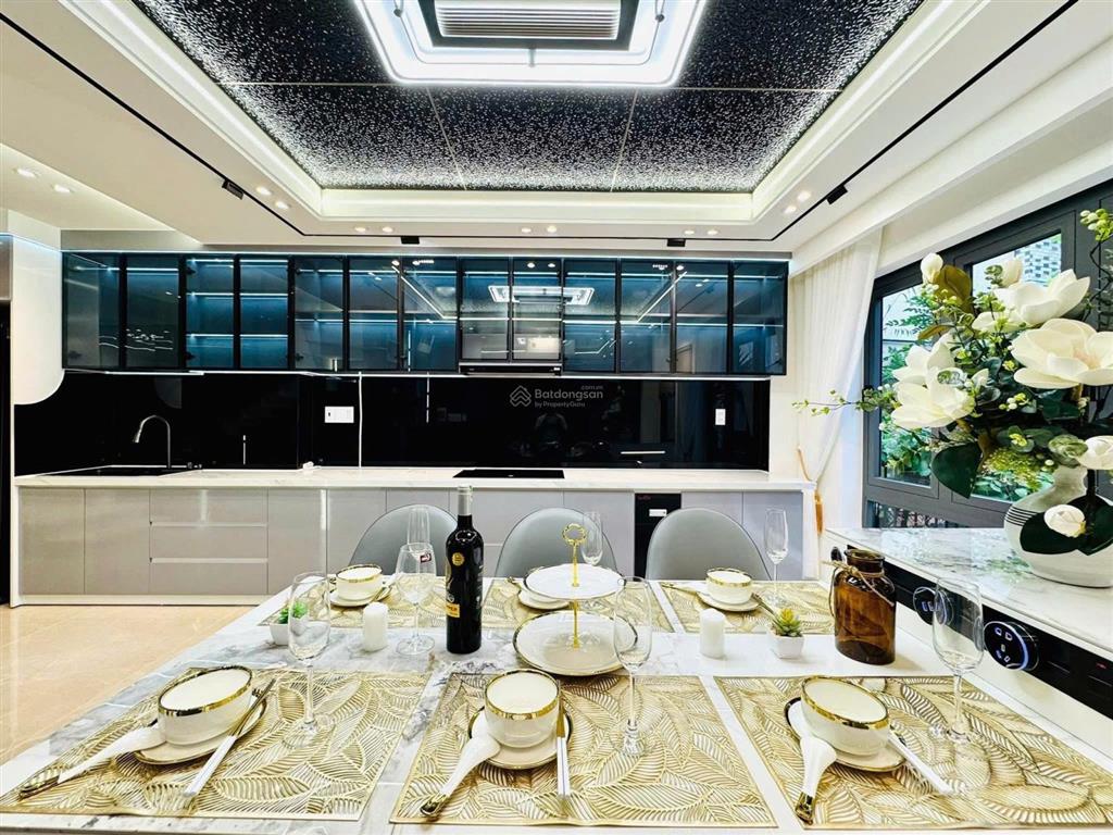 Nhà mặt tiền sang tên gấp tại nhiêu tâm quận 5, 85m2 full nội thất sổ đẹp hoàn chỉnh