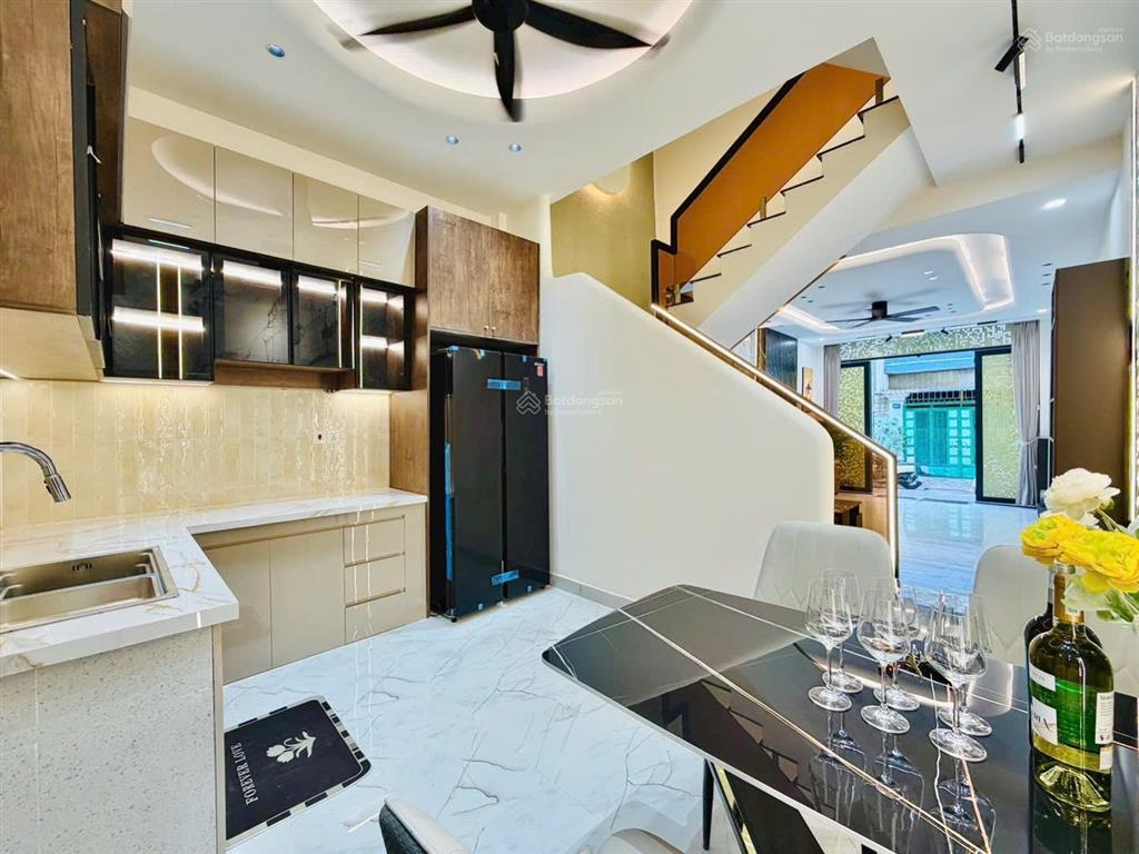 Chính chủ bán gấp nhà lê lai  gò vấp 68m2/3 tỷ 200 sổ sẵn hẻm xe hơi vào, nhà 3 tầng 4 phòng