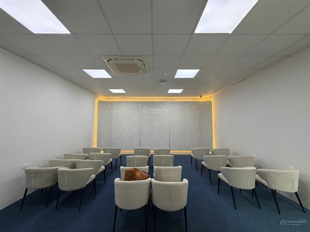 Cho thuê văn phòng duy tân 150m2, giá chỉ 30tr/tháng, full nội thất, chia sẵn phòng ban tiện nghi