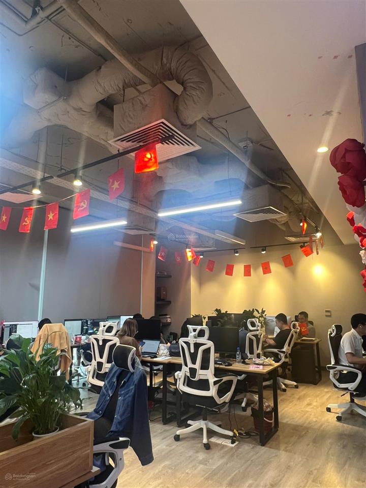 Nhượng văn phòng full nội thất ac building  duy tân 120m2 giá siêu rẻ tại kv cầu giấy