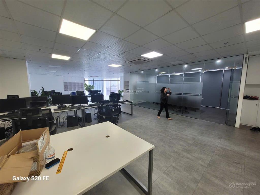 Cho thuê sàn văn phòng tòa hoàng ngân plaza. diện tích 200m2 (cắt lẻ) sẵn nội thất view thoáng đẹp