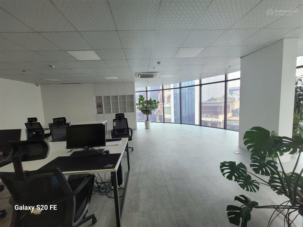 Cho thuê sàn văn phòng tòa hoàng ngân plaza. diện tích 200m2 (cắt lẻ) sẵn nội thất view thoáng đẹp