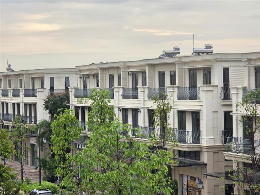 Bán nhanh căn shophouse tân cổ điển, dãy có kênh đào, giá tốt, thuận tiện ở và kinh doanh