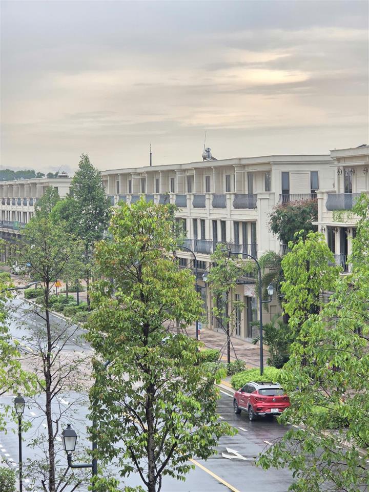 Bán nhanh căn shophouse tân cổ điển, dãy có kênh đào, giá tốt, thuận tiện ở và kinh doanh