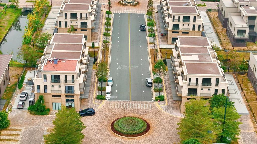 Bán nhanh căn shophouse tân cổ điển, dãy có kênh đào, giá tốt, thuận tiện ở và kinh doanh