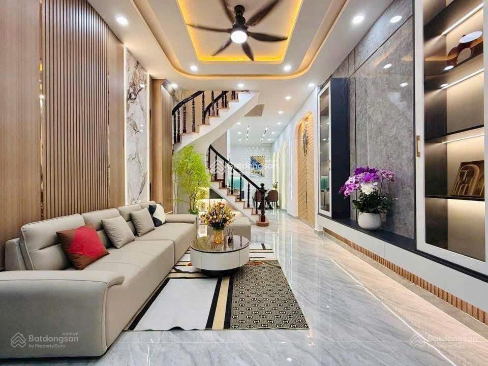 Bán gấp nhà ngay ngô quyền, p.8, quận 10, 64.5m2, 2tỷ850tr, đang cho thuê 19tr/th, sổ hồng riêng