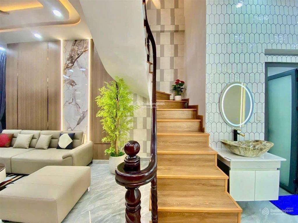 Bán gấp nhà ngay ngô quyền, p.8, quận 10, 64.5m2, 2tỷ850tr, đang cho thuê 19tr/th, sổ hồng riêng
