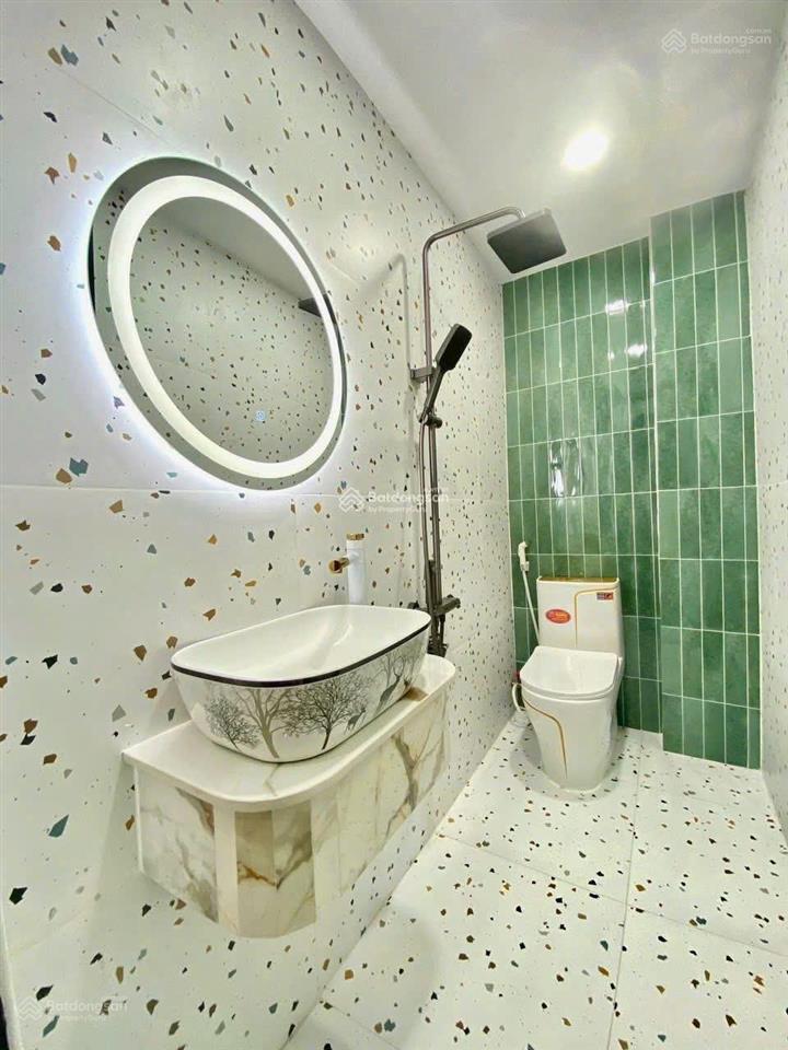Bán gấp nhà ngay ngô quyền, p.8, quận 10, 64.5m2, 2tỷ850tr, đang cho thuê 19tr/th, sổ hồng riêng